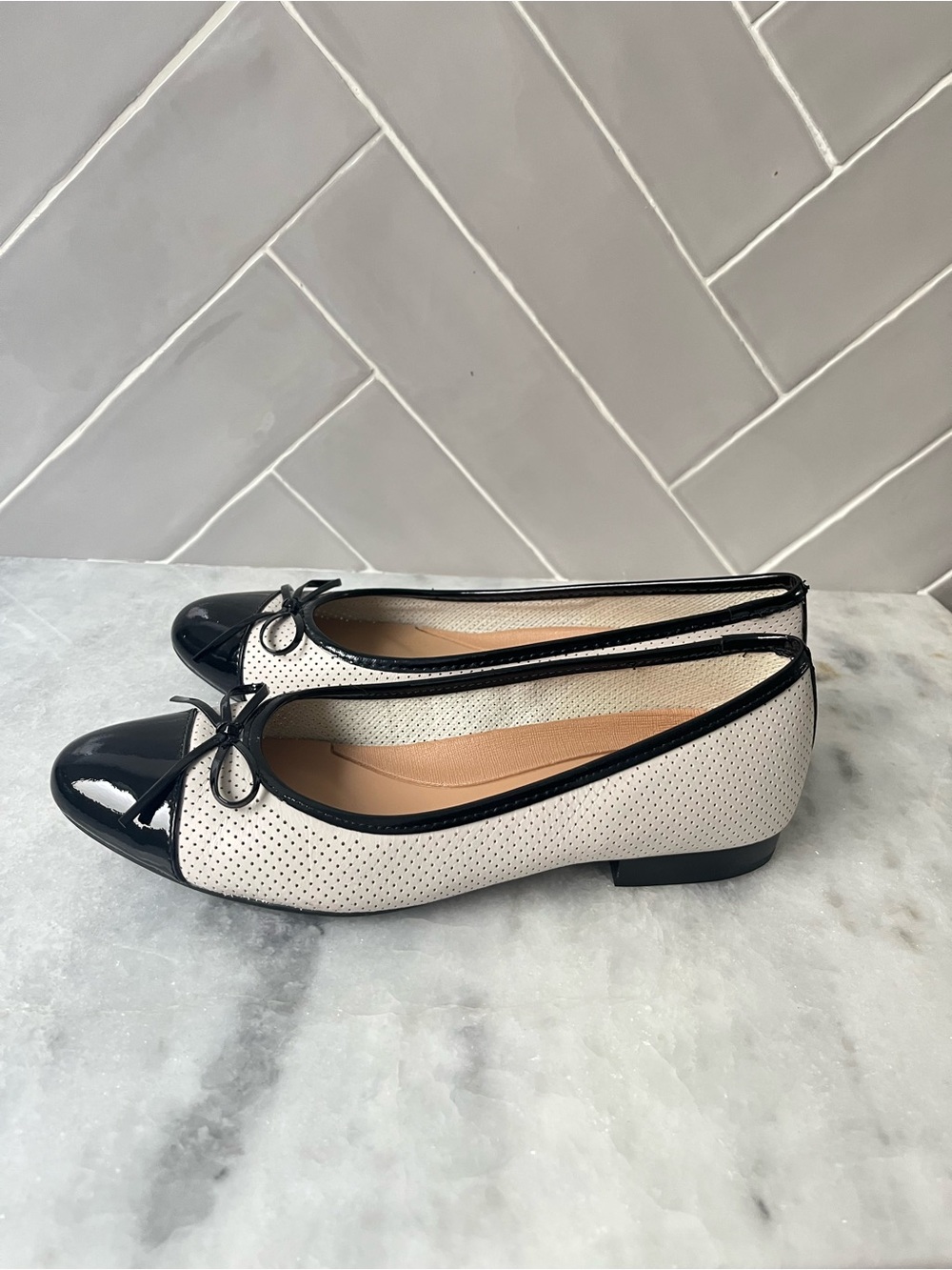AEROSOLES Black and Cream Patent Cap Toe Ballet Flats
